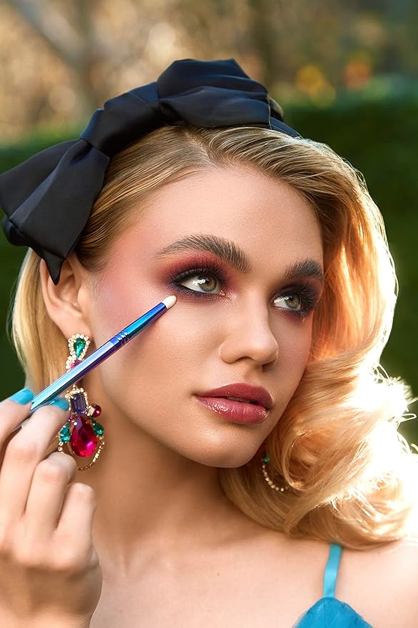 Sigma Beauty Professional E30 Pencil Brush – Pencil Applicator Makeup Brush with Synthetic SigmaTech® Fibers for Flawless Eye Makeup, EyeBrush for Highlighting, Lining, Smudging & Blending (1 Brush)