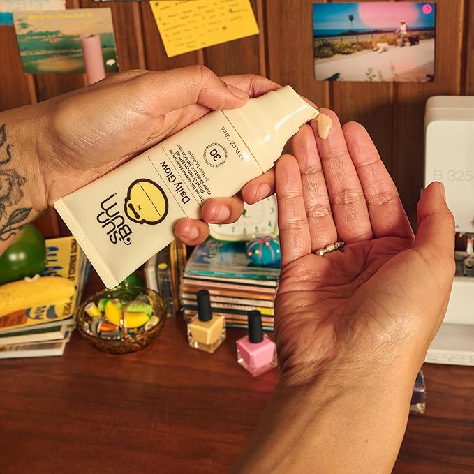 Sun Bum Daily SPF 30 Glow Sunscreen Face Lotion - Moisturizing Facial Sunscreen - Tinted - Dewy Finish - Hawaii 104 Act Compliant (Made without Octinoxate & Oxybenzone) - Travel Size - 1.7 oz